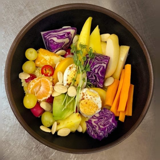 Miska Healthy Bowl s červenou kapustou, mrkvou, vajcom a mandarínkou